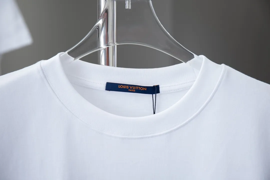 🅿️180 High-quality Lv 2025 early spring new style, MONOGRAM presbyopic gradient short-sleeved T-shirt, which uses digital printing technology to render pixel light and shadow for the Monogram gradient pattern. Its silk-screen texture and knitting effect complement each other, and the logo hardware is customized on the side. Synchronized with the official website, pure cotton fabrics at the counter! Comfortable against the skin, durable and easy to wear, meticulous original craftsmanship, custom-made 260g vat-dyed fabric, very comfortable to the touch, latest brick cabinet synchronization, OS off-shoulder version, fashionable and individual, super versatile and good-looking, very suitable for both men and women, must-have style, hang tag, collar label, washed wheat, complete with three labels S M L XL